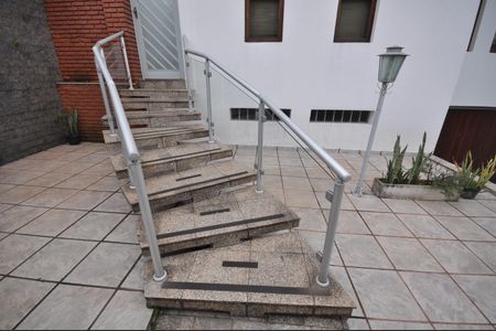 Casa para alugar com 350m², 4 quartos e 3 vagasEscada de acesso