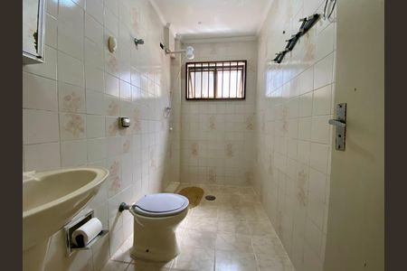 Banheiro de apartamento para alugar com 1 quarto, 50m² em Guilhermina, Praia Grande