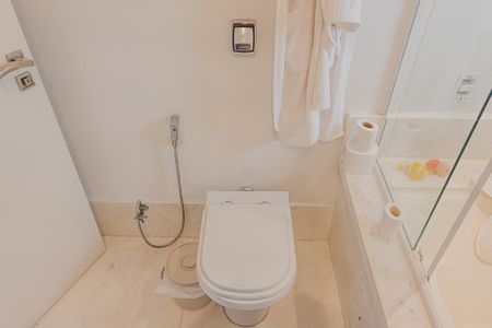 Apartamento à venda com 240m², 3 quartos e 3 vagasBanheiro da Suíte 2