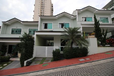 Casa de condomínio à venda com 144m², 3 quartos e 2 vagasFachada