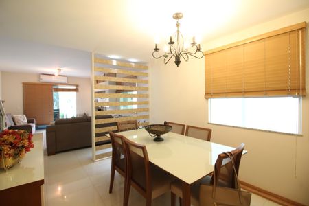 Casa de condomínio à venda com 144m², 3 quartos e 2 vagasSala