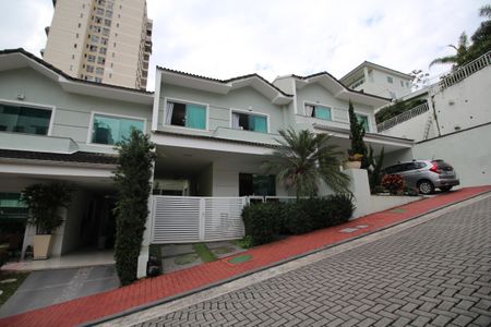 Casa de condomínio à venda com 144m², 3 quartos e 2 vagasFachada