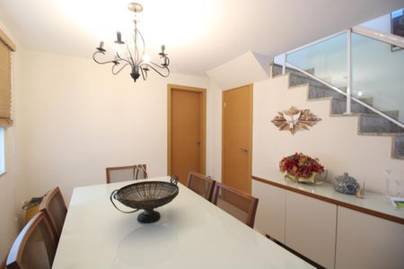 Casa de condomínio à venda com 144m², 3 quartos e 2 vagasSala