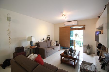 Casa de condomínio à venda com 144m², 3 quartos e 2 vagasSala