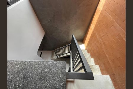 Casa à venda com 140m², 3 quartos e 2 vagas Casa à venda com 140m², 3 quartos e 2 vagasEscada