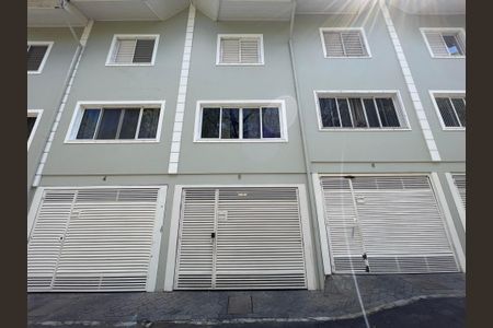 Casa de condomínio à venda com 170m², 3 quartos e 2 vagas Casa de condomínio à venda com 170m², 3 quartos e 2 vagasFachada