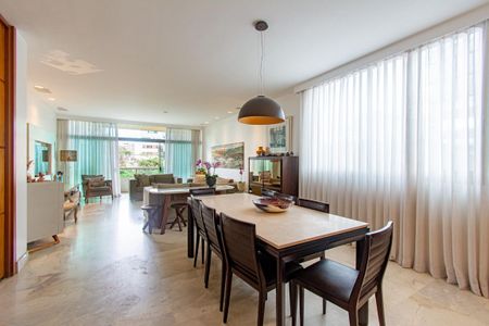 Apartamento à venda com 212m², 4 quartos e 3 vagas Apartamento à venda com 212m², 4 quartos e 3 vagasSala