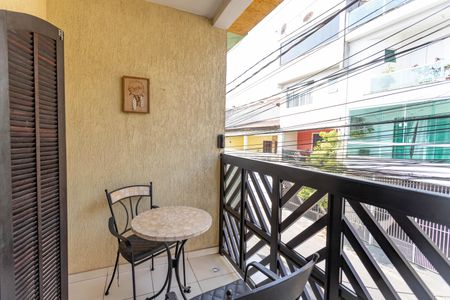 Casa à venda com 204m², 3 quartos e 2 vagas Casa à venda com 204m², 3 quartos e 2 vagasVaranda da suíte