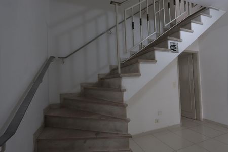 Casa para alugar com 180m², 3 quartos e 2 vagasEscada