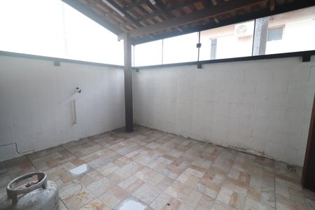 Casa à venda com 52m², 2 quartos e 1 vagaFundos