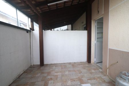 Casa à venda com 52m², 2 quartos e 1 vagaFundos