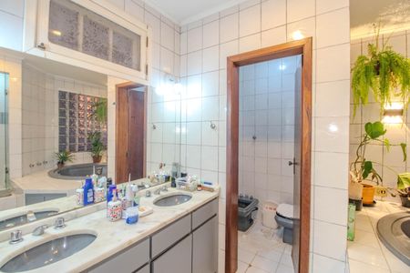 Casa à venda com 380m², 3 quartos e 4 vagas Casa à venda com 380m², 3 quartos e 4 vagasBanheiro da Suíte