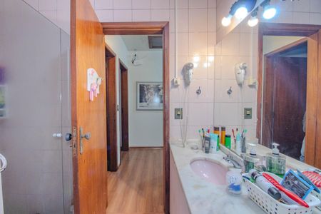 Casa à venda com 380m², 3 quartos e 4 vagas Casa à venda com 380m², 3 quartos e 4 vagasBanheiro Social