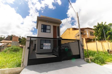Casa à venda com 123m², 3 quartos e 2 vagas Casa à venda com 123m², 3 quartos e 2 vagasFachada
