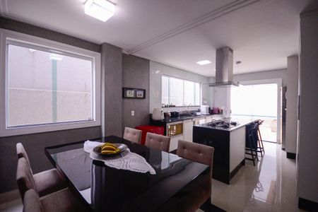 Casa à venda com 200m², 3 quartos e 2 vagas Casa à venda com 200m², 3 quartos e 2 vagasCozinha