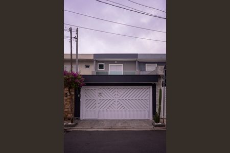 Casa à venda com 200m², 3 quartos e 2 vagas Casa à venda com 200m², 3 quartos e 2 vagasFachada