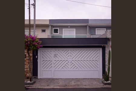 Casa à venda com 200m², 3 quartos e 2 vagas Casa à venda com 200m², 3 quartos e 2 vagasFachada