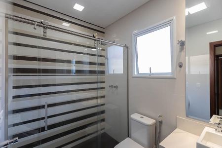 Casa à venda com 420m², 4 quartos e 6 vagasBanheiro da Suíte 2