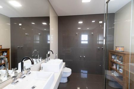 Casa à venda com 420m², 4 quartos e 6 vagasBanheiro da Suíte 1