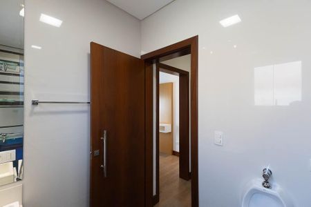 Casa à venda com 420m², 4 quartos e 6 vagasBanheiro da Suíte 2