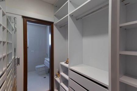 Casa à venda com 420m², 4 quartos e 6 vagasCloset da suíte 3