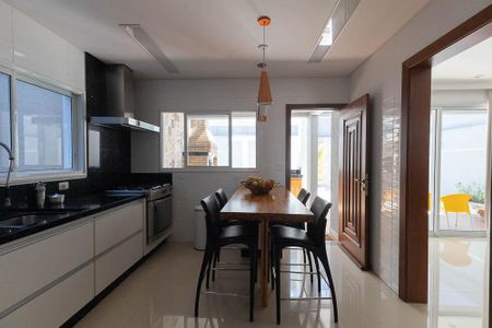 Casa à venda com 420m², 4 quartos e 6 vagasCozinha 