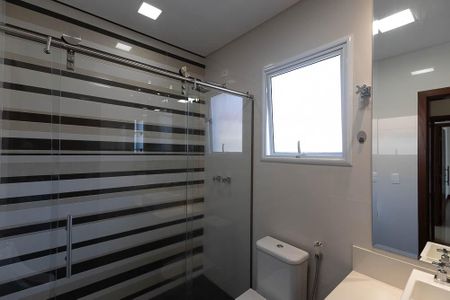 Casa à venda com 420m², 4 quartos e 6 vagasBanheiro da Suíte 2
