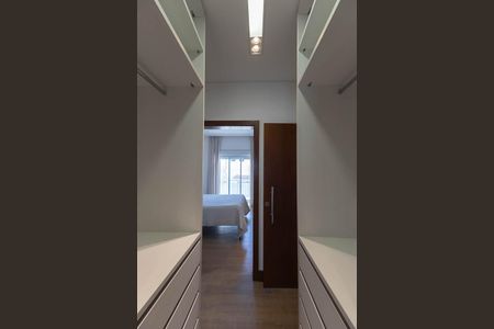 Casa à venda com 420m², 4 quartos e 6 vagasCloset da suíte 2