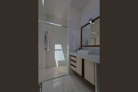 Casa à venda com 302m², 5 quartos e 3 vagasBanheiro da Suíte 1