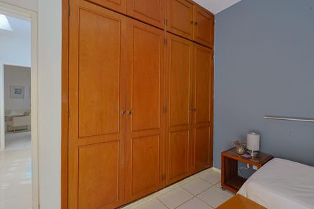 Casa à venda com 302m², 5 quartos e 3 vagasQuarto 1