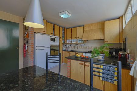 Casa à venda com 302m², 5 quartos e 3 vagasCozinha