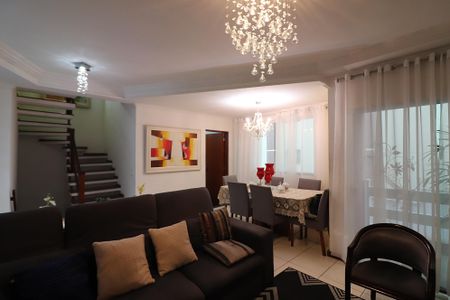 Casa de condomínio à venda com 205m², 3 quartos e 2 vagasSala