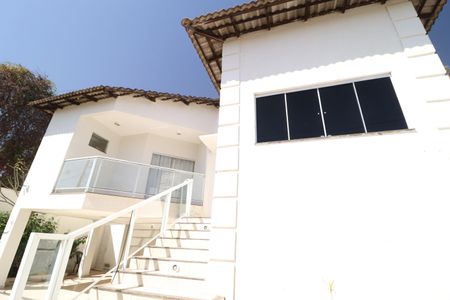 Casa para alugar com 272m², 3 quartos e 3 vagasFachada