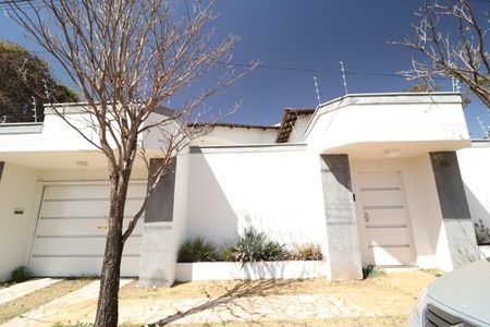 Casa para alugar com 272m², 3 quartos e 3 vagasFachada