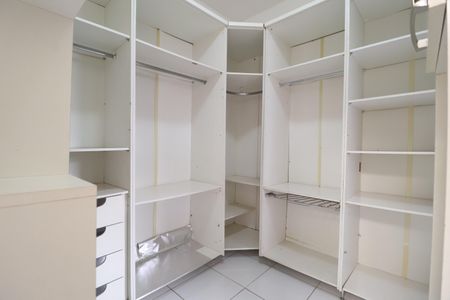 Casa para alugar com 272m², 3 quartos e 3 vagasCloset da suíte 2