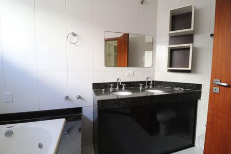 Casa para alugar com 272m², 3 quartos e 3 vagasBanheiro da Suíte 2