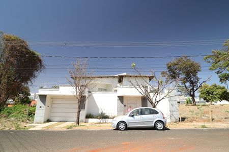 Casa para alugar com 272m², 3 quartos e 3 vagasFachada