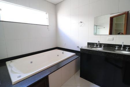 Casa para alugar com 272m², 3 quartos e 3 vagasBanheiro da Suíte 2