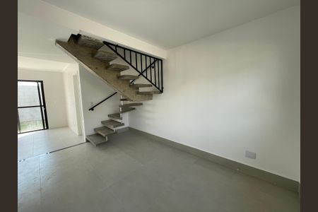 Sala de casa de condomínio para alugar com 3 quartos, 77m² em Jardim Ipes, Cotia