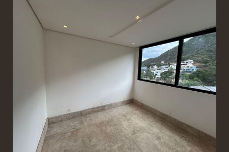 Casa de condomínio à venda com 700m², 4 quartos e 8 vagas Casa de condomínio à venda com 700m², 4 quartos e 8 vagasQuarto 4