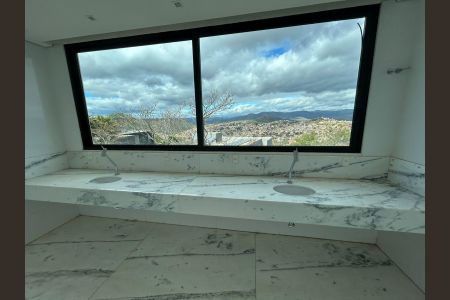 Casa de condomínio à venda com 700m², 4 quartos e 8 vagas Casa de condomínio à venda com 700m², 4 quartos e 8 vagasBanheiro 1