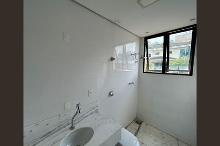 Casa de condomínio à venda com 700m², 4 quartos e 8 vagas Casa de condomínio à venda com 700m², 4 quartos e 8 vagasBanheiro 2