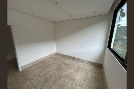 Casa de condomínio à venda com 700m², 4 quartos e 8 vagas Casa de condomínio à venda com 700m², 4 quartos e 8 vagasQuarto 4