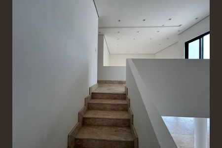 Casa de condomínio à venda com 700m², 4 quartos e 8 vagas Casa de condomínio à venda com 700m², 4 quartos e 8 vagasEscada