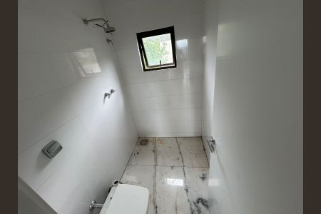 Casa de condomínio à venda com 700m², 4 quartos e 8 vagas Casa de condomínio à venda com 700m², 4 quartos e 8 vagasBanheiro 4