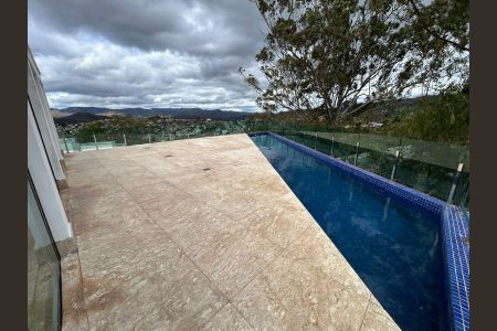Casa de condomínio à venda com 700m², 4 quartos e 8 vagas Casa de condomínio à venda com 700m², 4 quartos e 8 vagasÁrea Externa