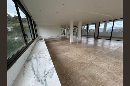 Casa de condomínio à venda com 700m², 4 quartos e 8 vagas Casa de condomínio à venda com 700m², 4 quartos e 8 vagasCozinha