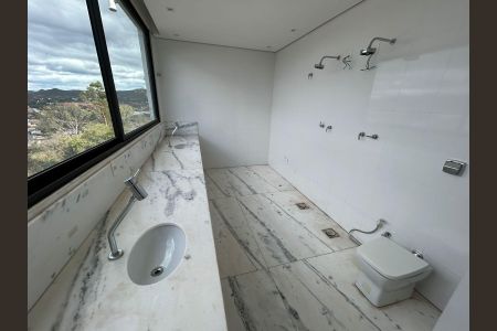 Casa de condomínio à venda com 700m², 4 quartos e 8 vagas Casa de condomínio à venda com 700m², 4 quartos e 8 vagasBanheiro 1