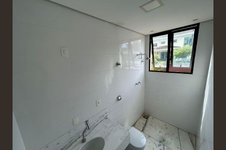 Casa de condomínio à venda com 700m², 4 quartos e 8 vagas Casa de condomínio à venda com 700m², 4 quartos e 8 vagasBanheiro 2