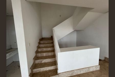 Casa de condomínio à venda com 700m², 4 quartos e 8 vagas Casa de condomínio à venda com 700m², 4 quartos e 8 vagasEscada